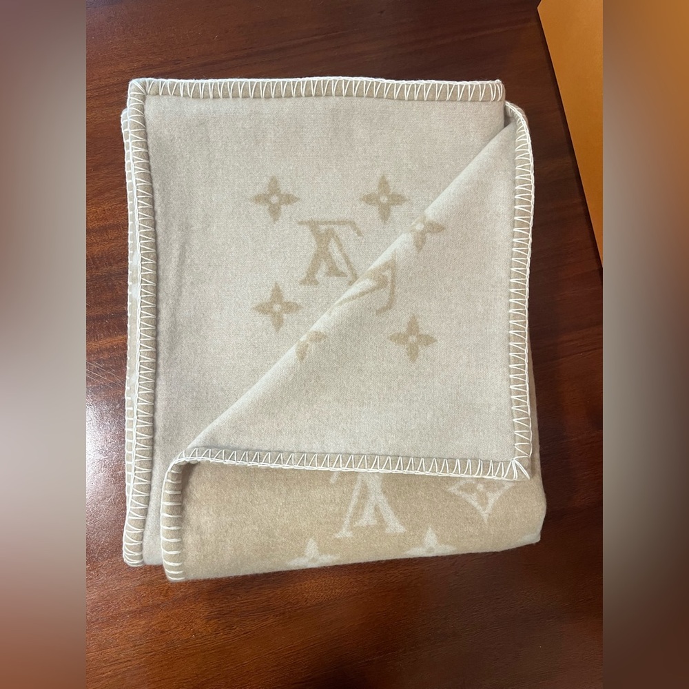 Louis Vuitton Neo Monogram Flight Mode Blanket - Picture 4 of 6